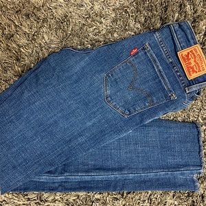 Levi’s 711 Mid-Rise Skinny Jeans
